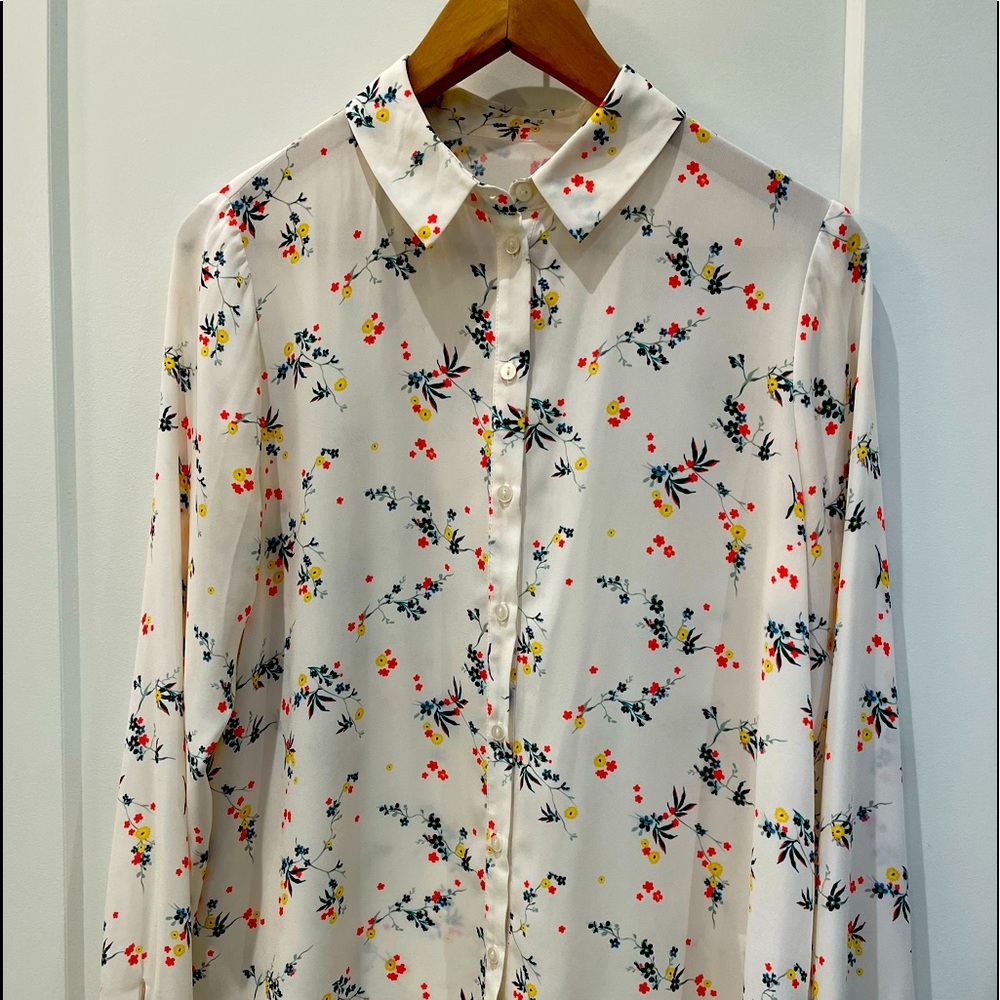 💵 BOGO buy one/get one free. Floral button-up blouse with collar.  Size medium.